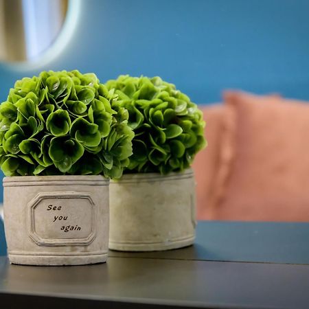 Urban Tales Aparthotel Атина Стая снимка